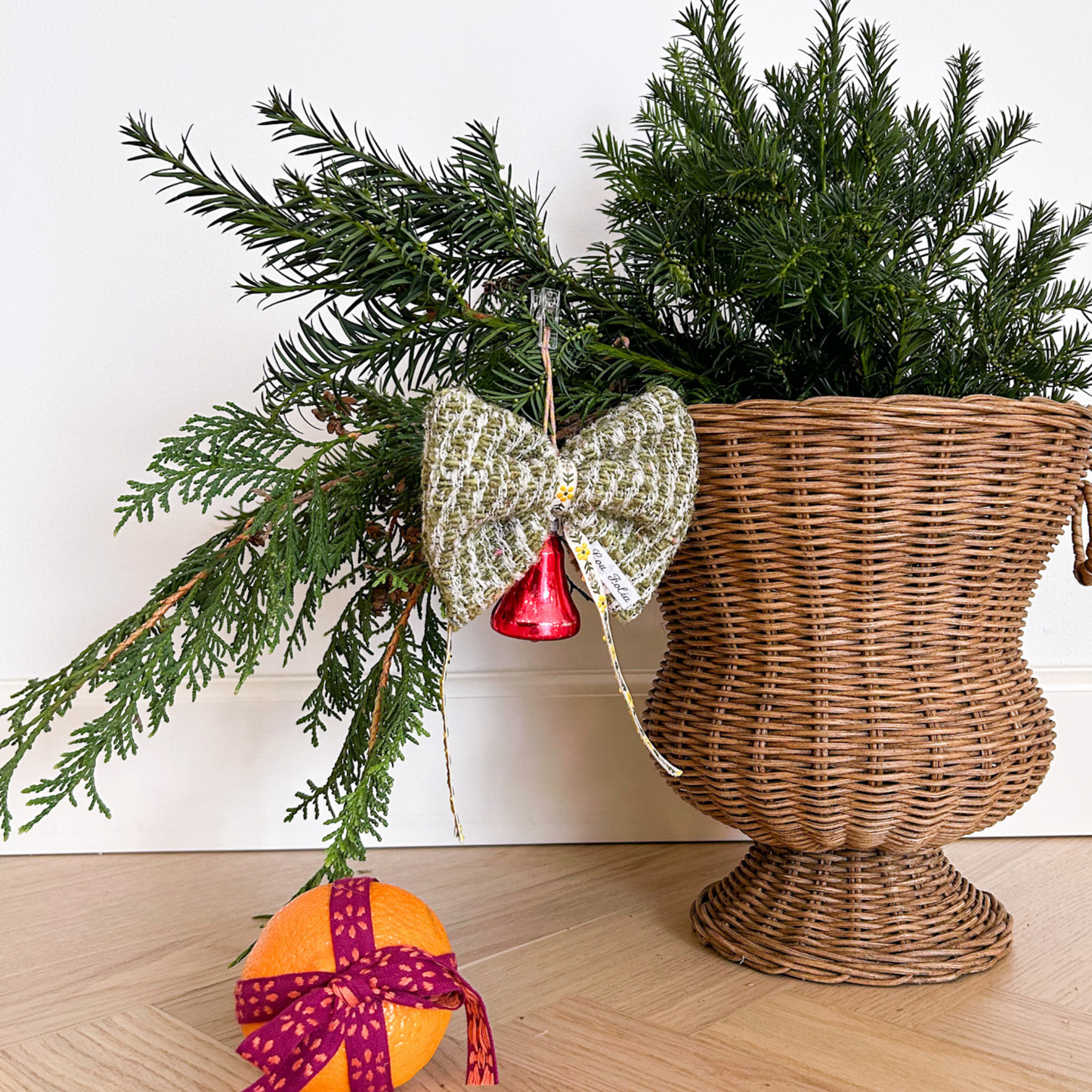 Grøn mønsteret julesløjfe med rød juleklokke som glaskugle