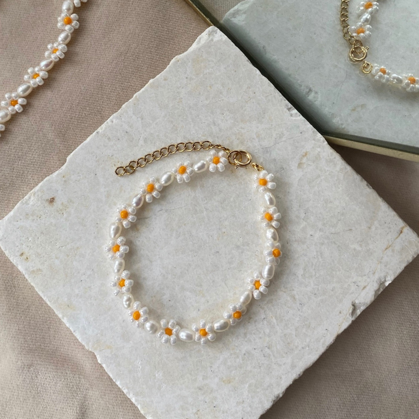Armbånd af perler der ligner en masse marguritter