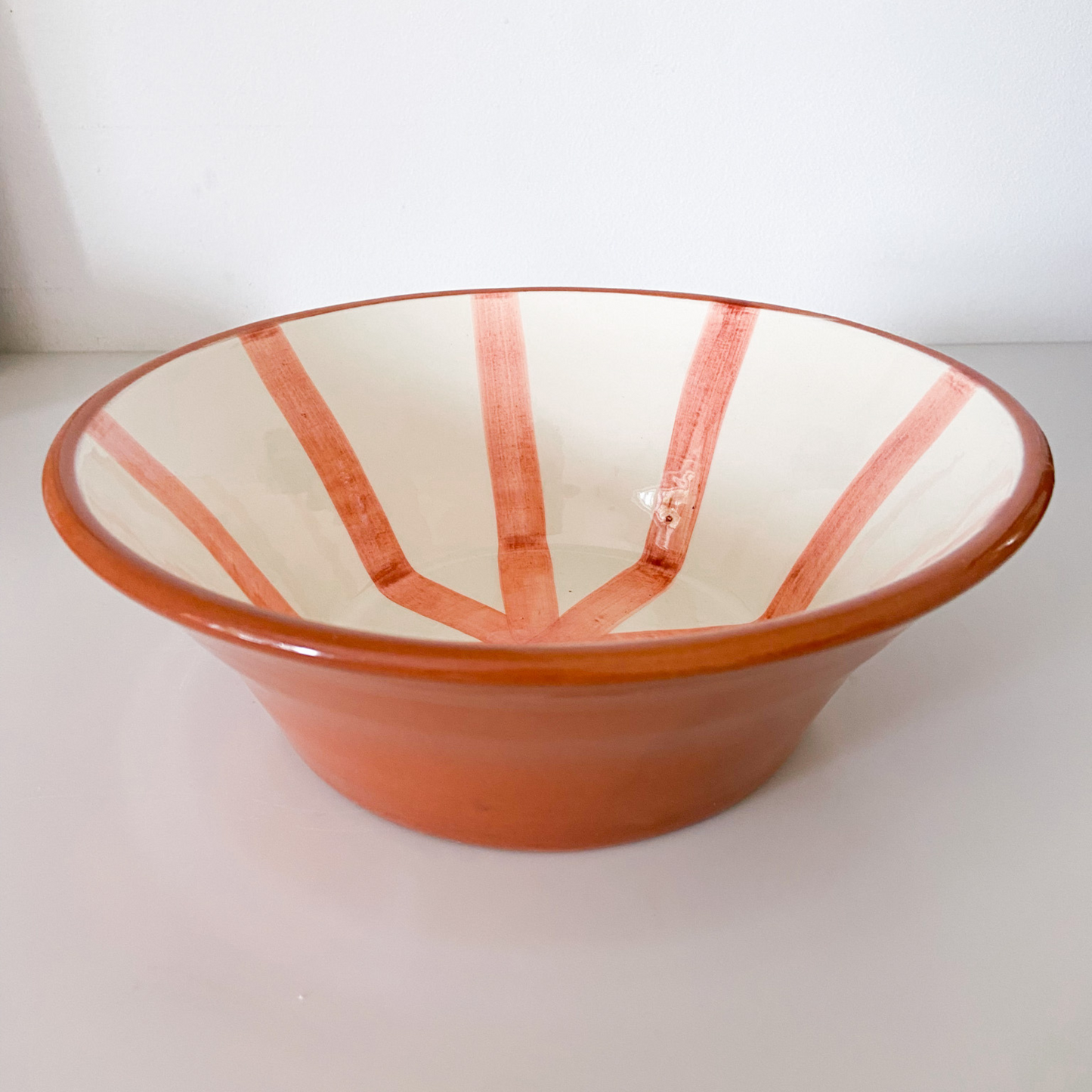Hvid og terracotta stribet skål