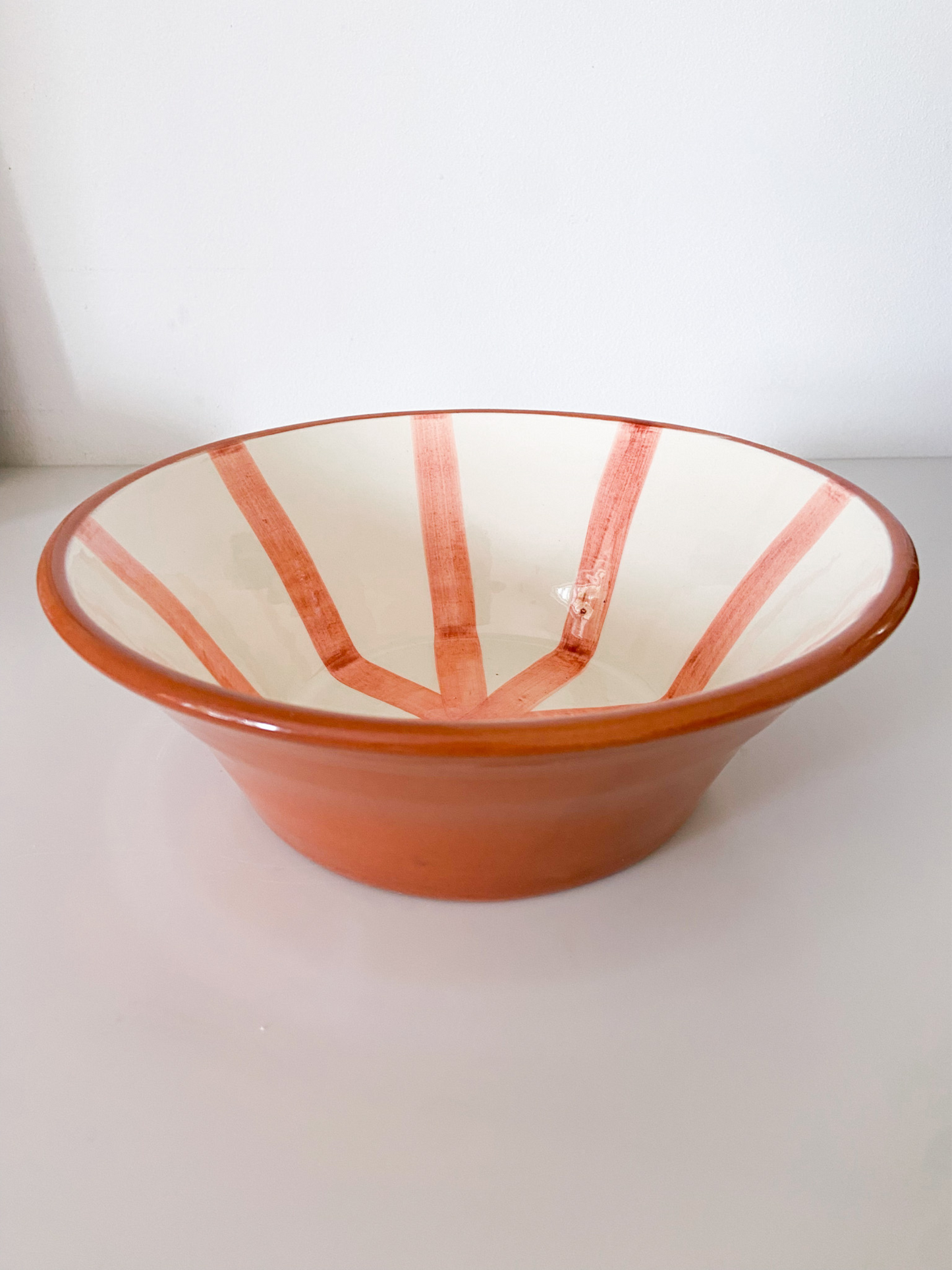 Hvid og terracotta stribet skål