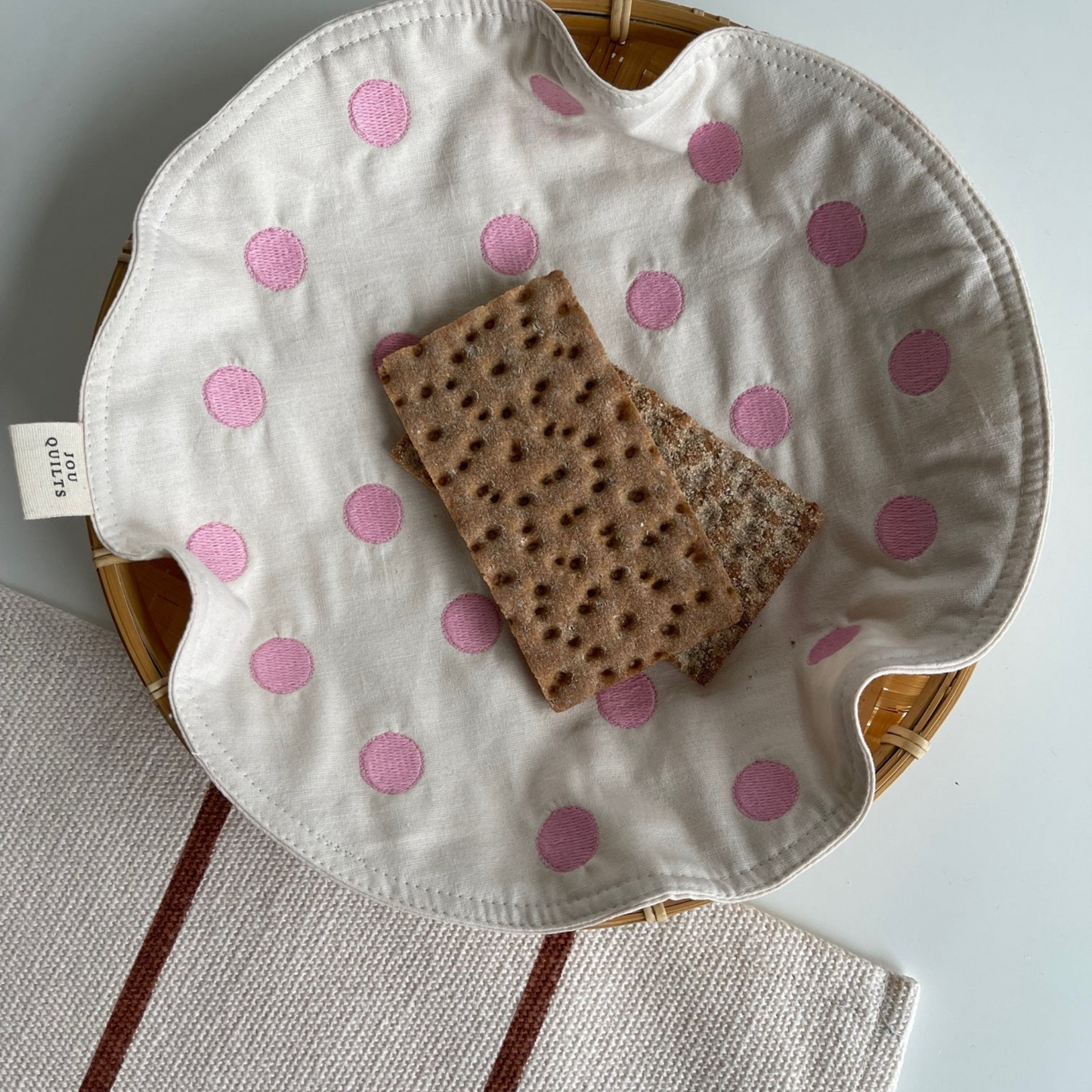 Lyserød broderet kurveserviet