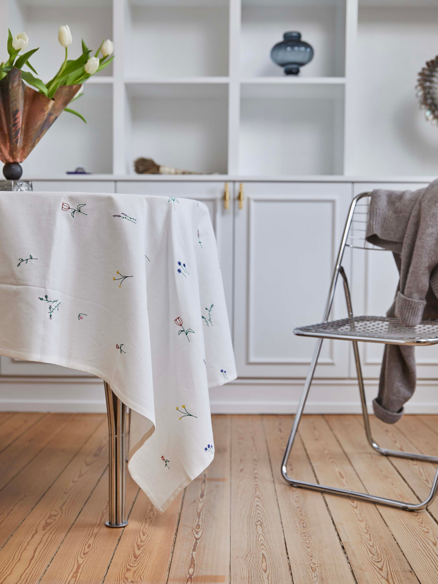 Hvid dug med broderet blomster