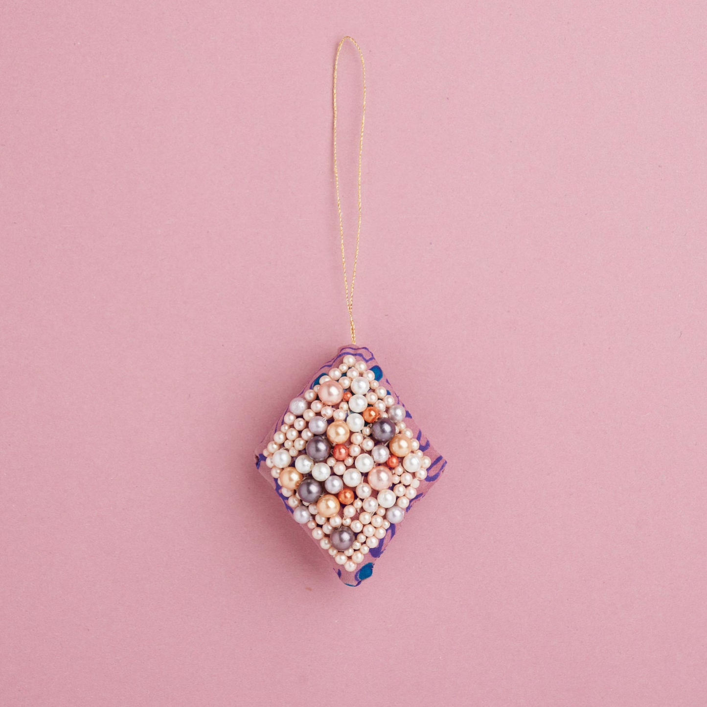 Lilla julepynt med perler på den ene side
