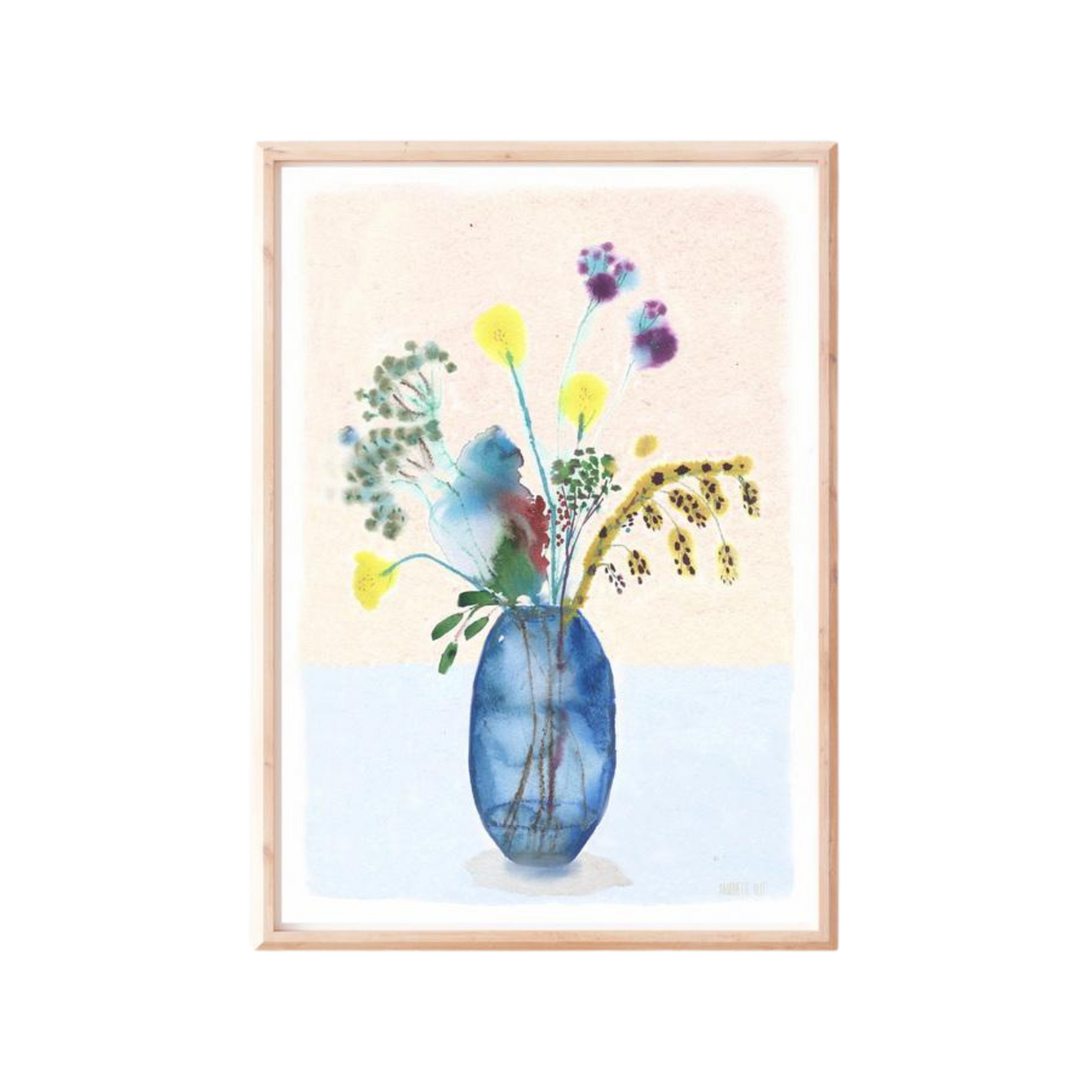 Blå og beige baggrund med blå vase og fine gule, grønne og lilla blomster