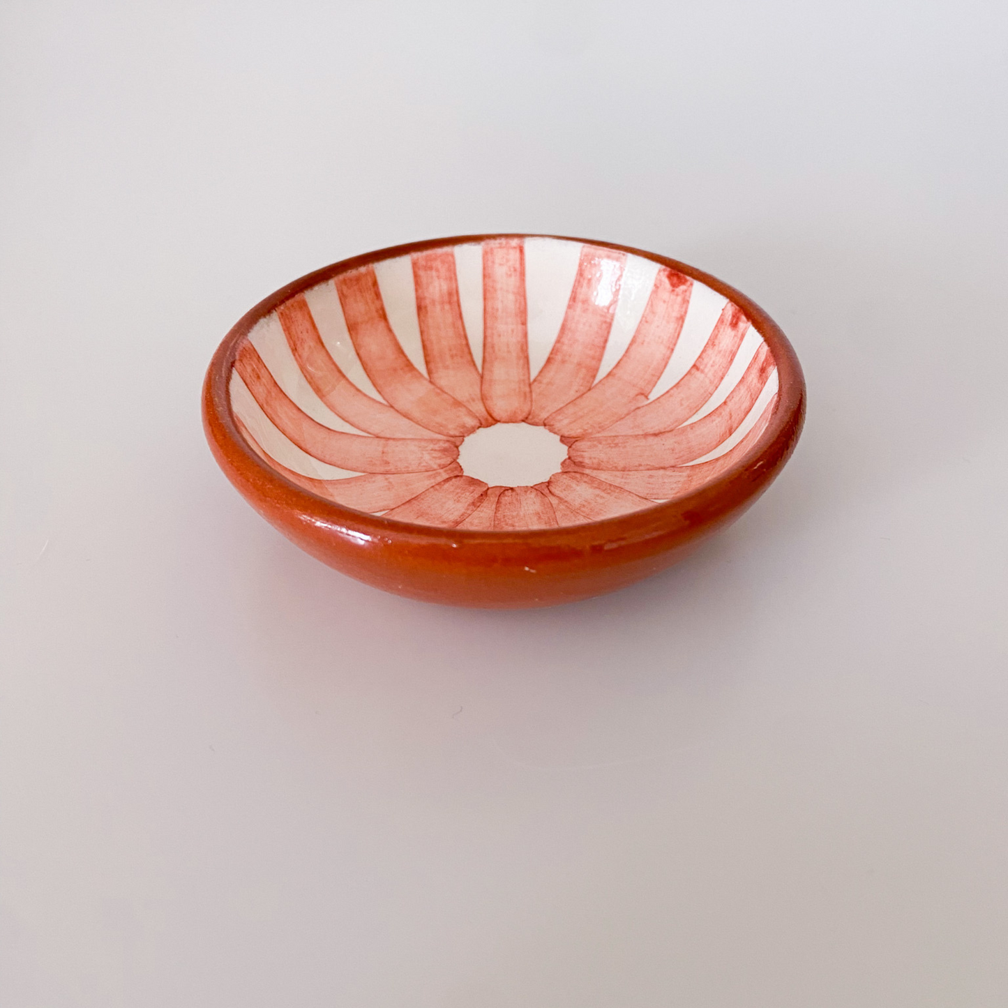 Keramikskål med terracotta striber