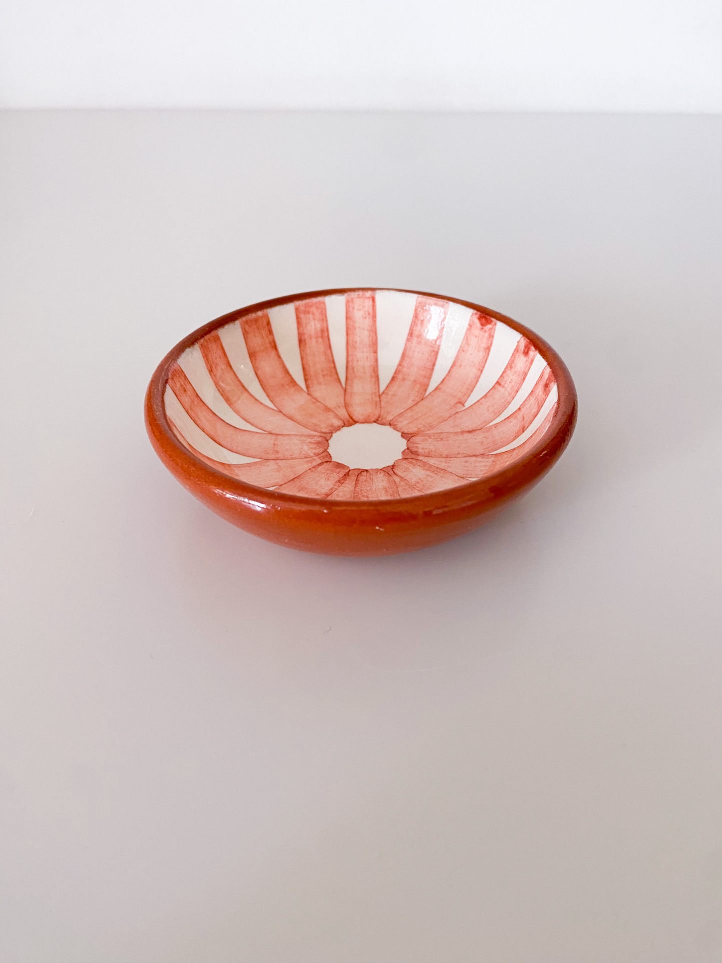 Keramikskål med terracotta striber