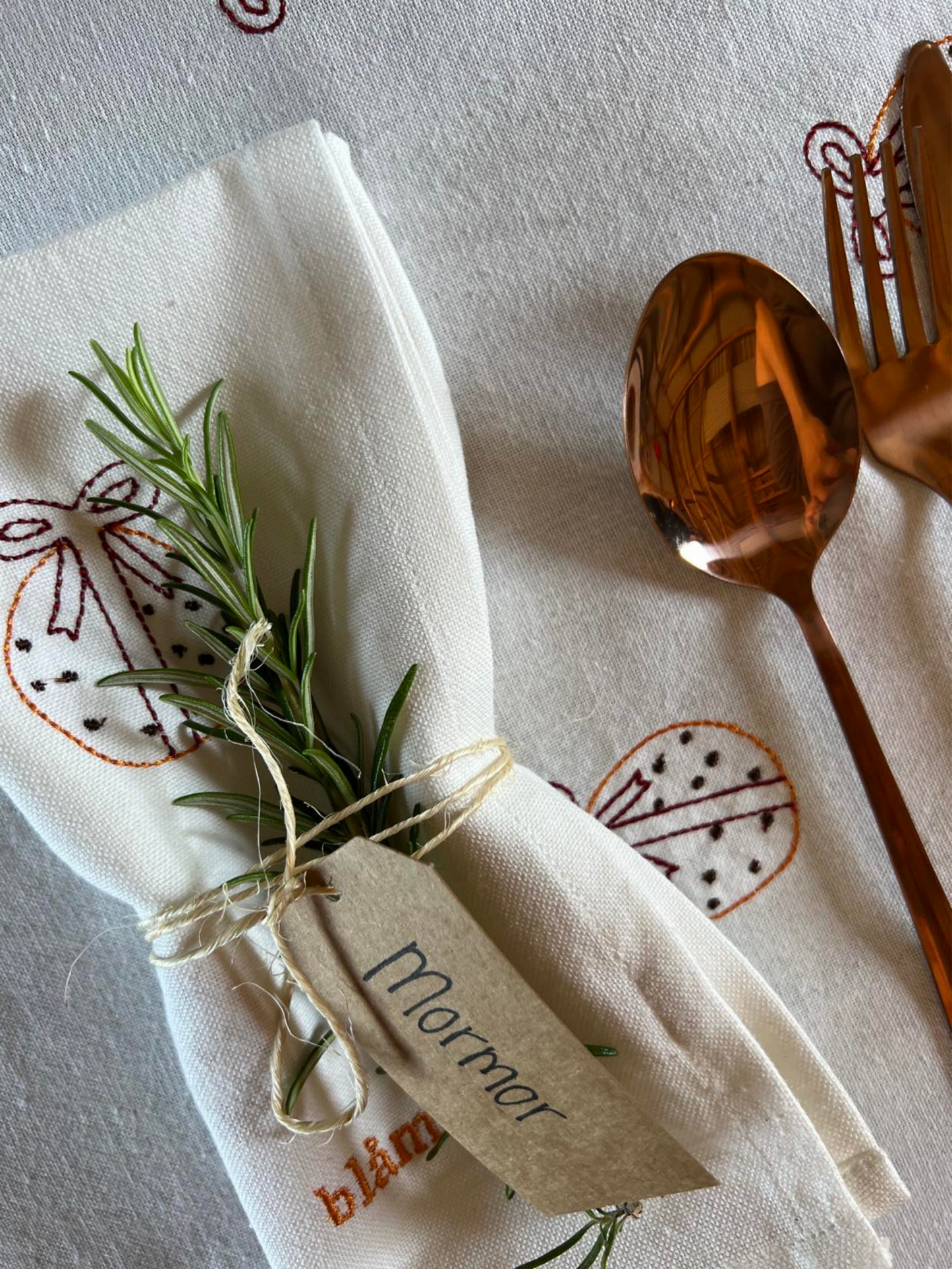 Hvid stofserviet med broderede appelsin