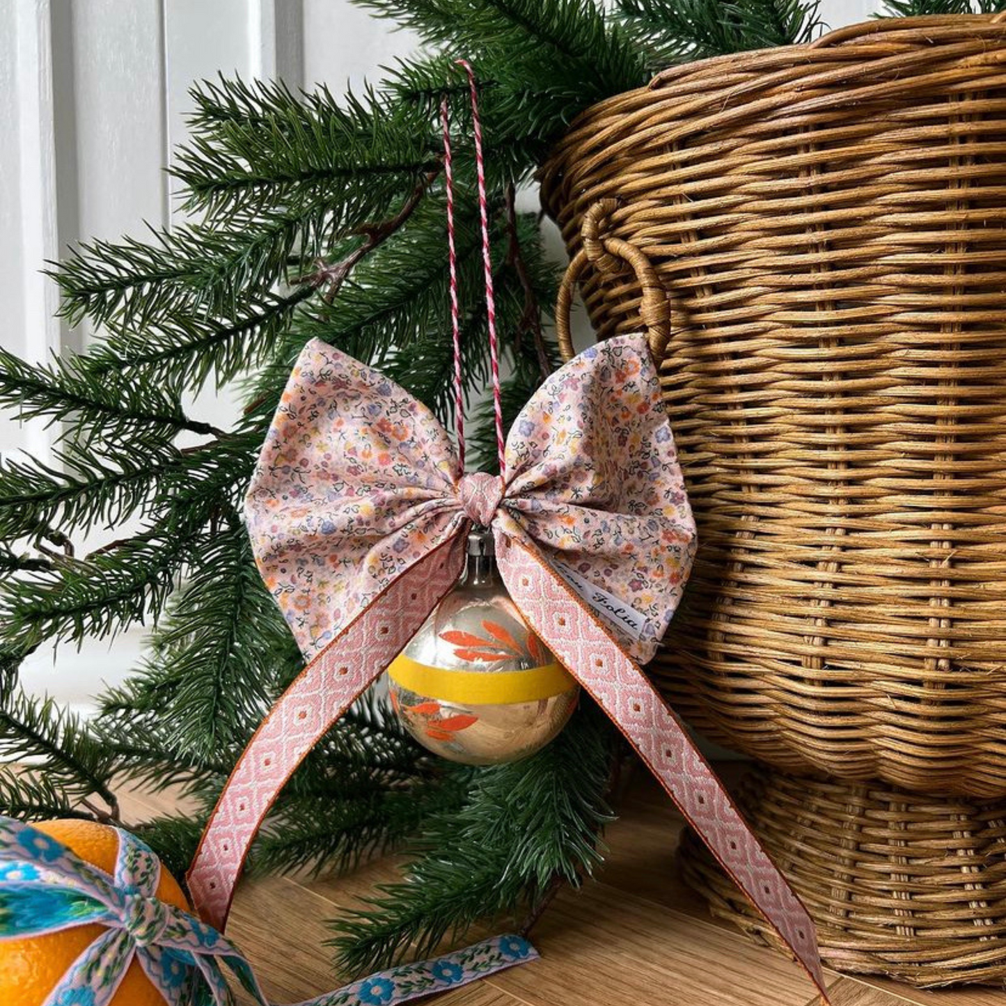 Lyserød mønsteret julekugle med mønstret vintage julekugle