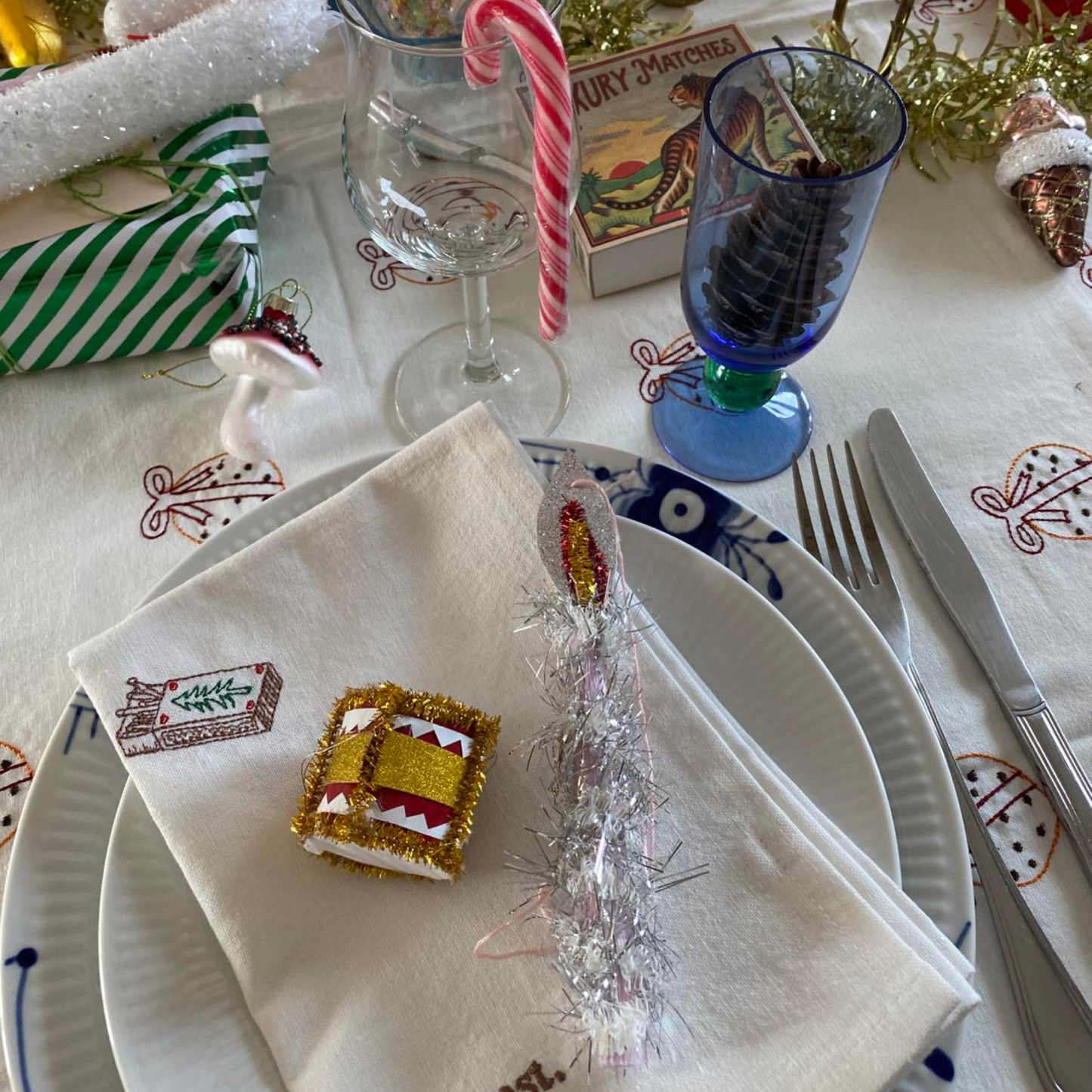 Hvid stofserviet med broderet tændsstiksæske