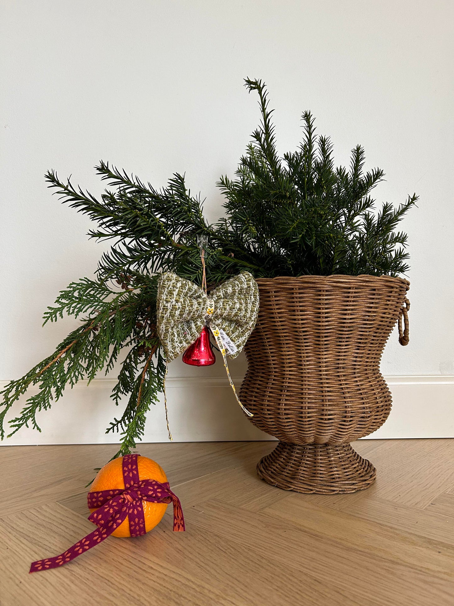 Grøn mønsteret julesløjfe med rød juleklokke som glaskugle
