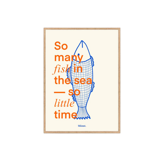 Beige baggrund med blå fisk med orange tekst over, hvor der står 'so manu fish in the sea - so little time'