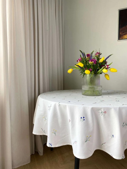 Rund hvid dug med broderet blomster