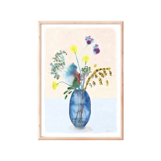 Blå og beige baggrund med blå vase og fine gule, grønne og lilla blomster