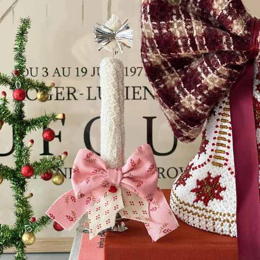 Hvidt tekstil juletræs lys med lyserød strømpe