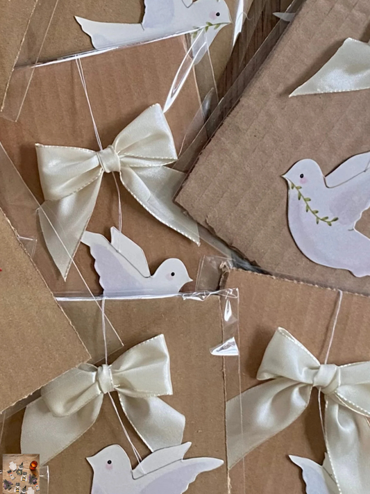 Fredsdue med råhvid sløjfe assorteret